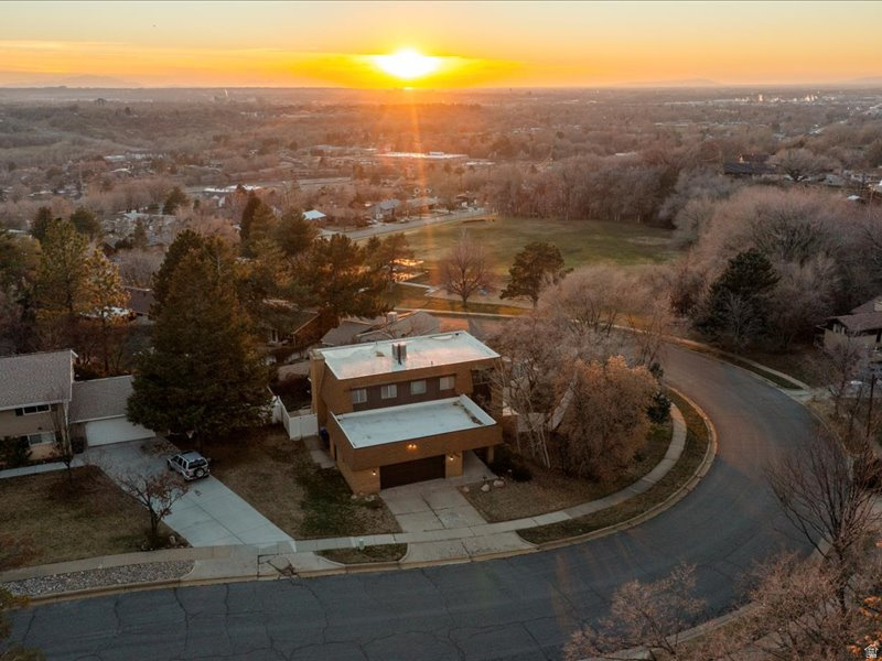 ROLLING HILLS - Residential