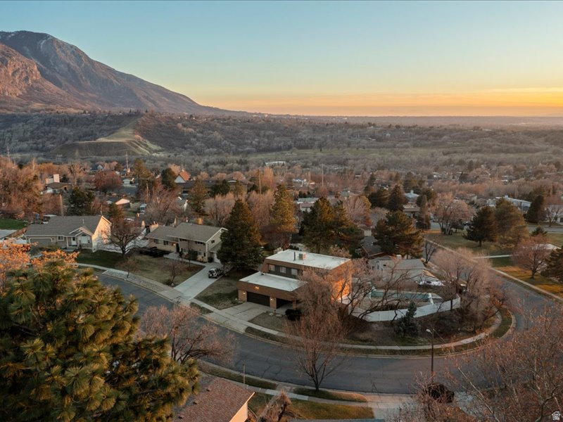 ROLLING HILLS - Residential