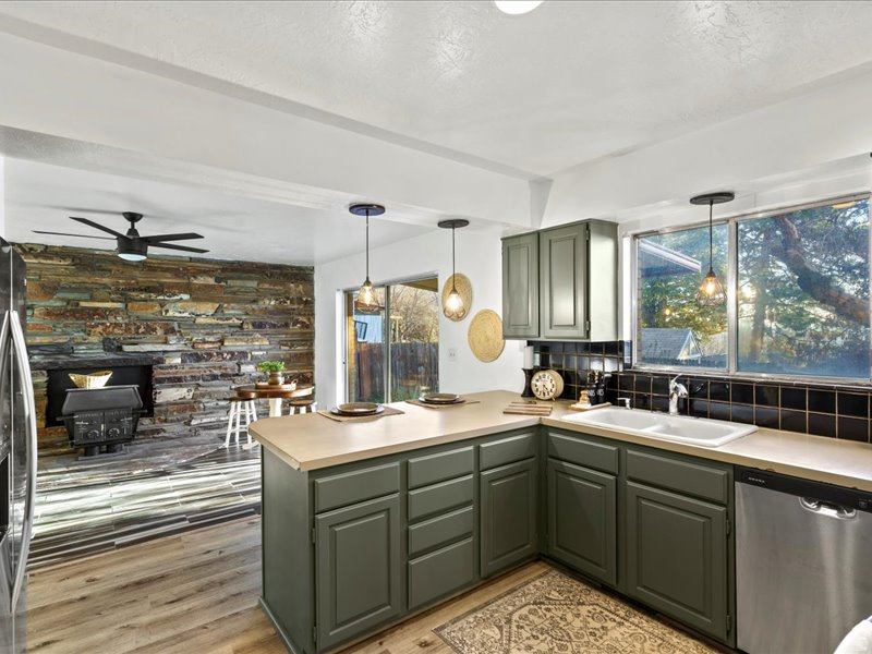 ROLLING HILLS - Residential