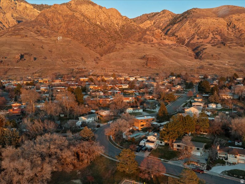 ROLLING HILLS - Residential