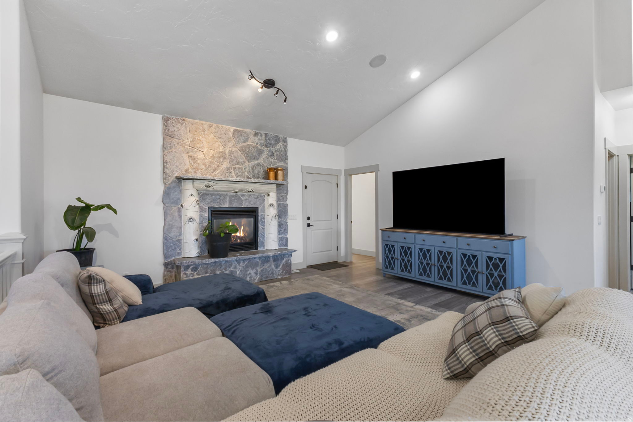 BROAD LAND PROPERTIES WEST MOUNTAIN RANCHES - Residential