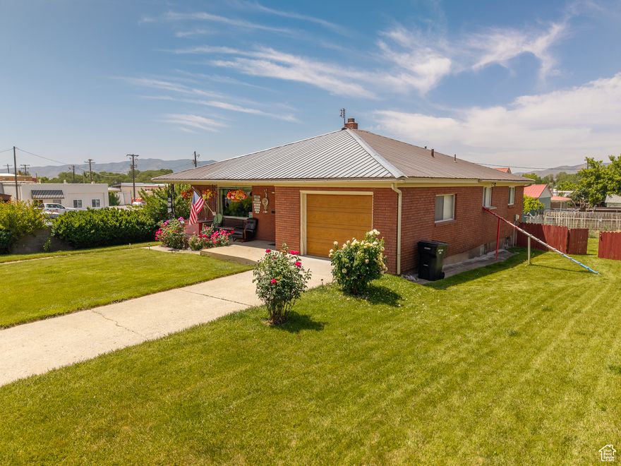 Well kept brick home in the heart of Malad and within walking distance to downtown. You have a spacious yard, large windows, central a/c, wide hallway, and built in garage. Whether you enjoy the private backyard or want to kick up your feet on the front porch, this charming home has a lot to offer at this price range. It's priced to attract buyers and isn't expected to last long.