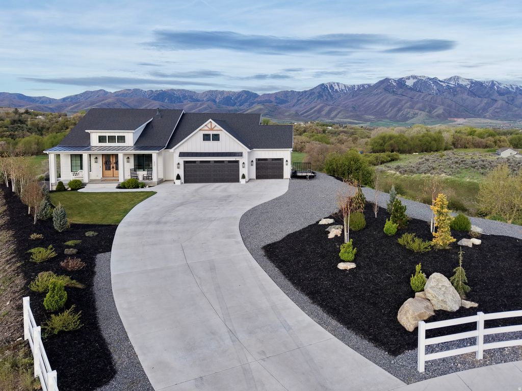 Photo of 222 S 650 W, Hyrum, UT 84319 (MLS # 2152335)