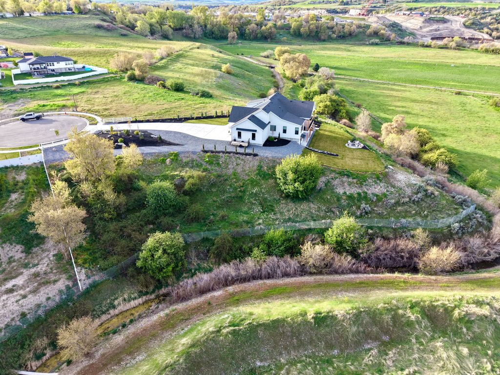 Photo of 222 S 650 W, Hyrum, UT 84319 (MLS # 2152335)