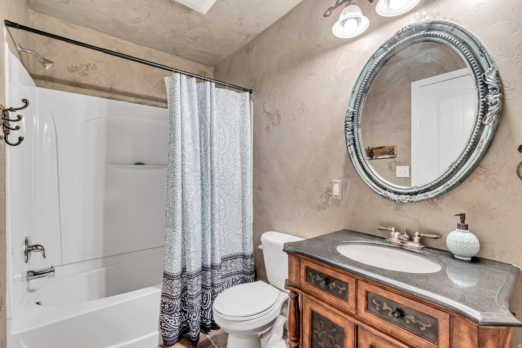 SPANISH VISTA - Residential