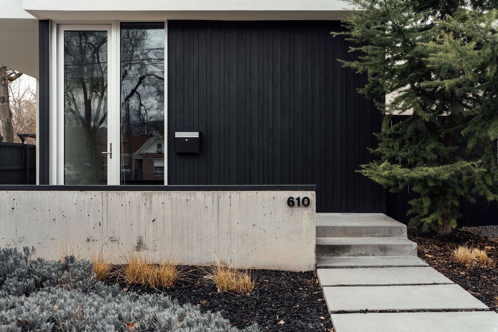 Photo of 610 S 400 E, Salt Lake City, UT 84111 (MLS # 2138200)