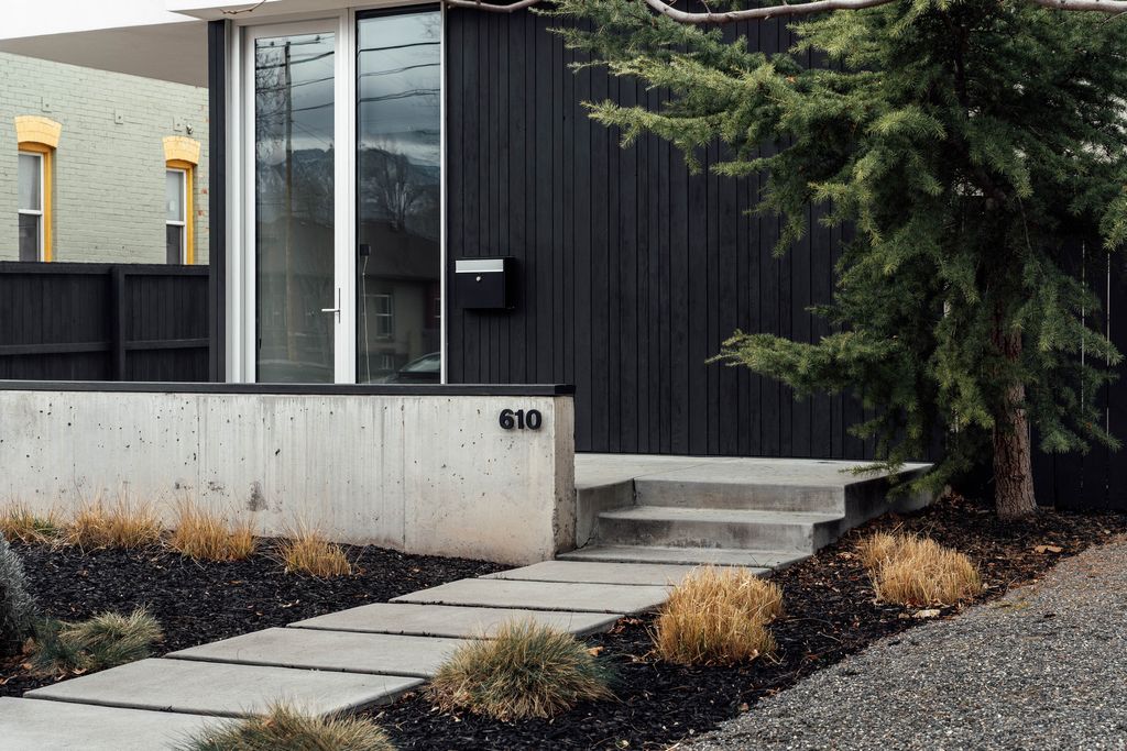 Photo of 610 S 400 E, Salt Lake City, UT 84111 (MLS # 2138200)