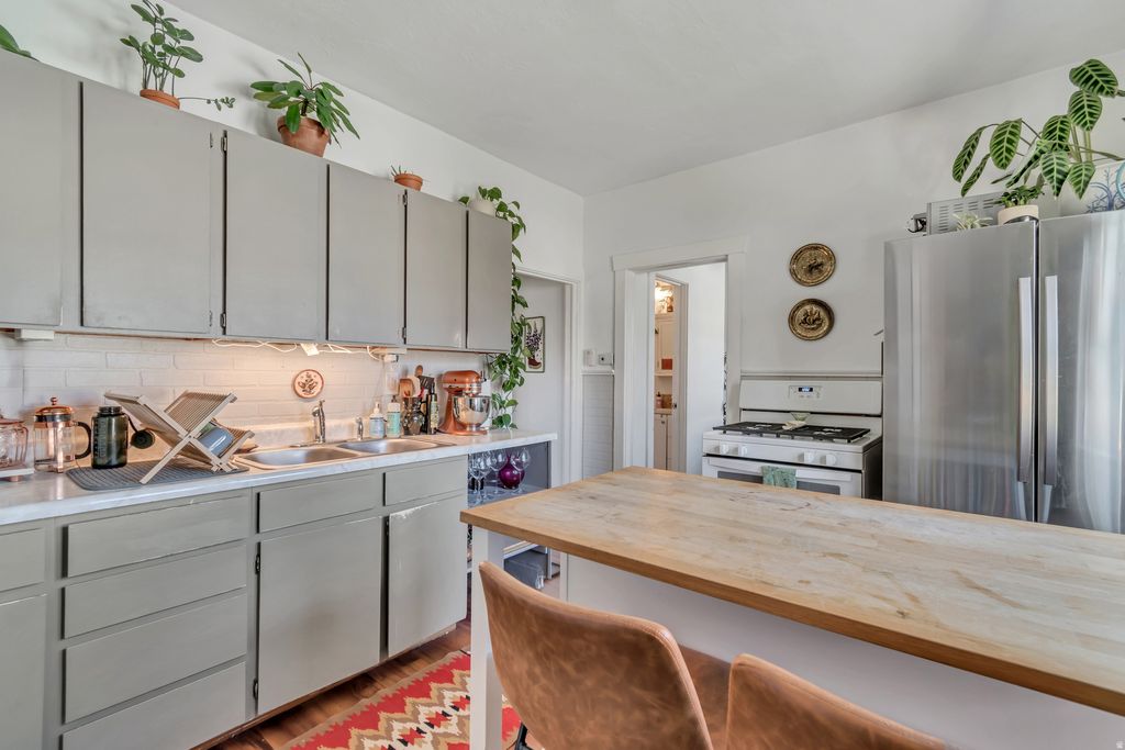 Photo of 723 YALE AVE, Salt Lake City, UT 84105 (MLS # 2144172)