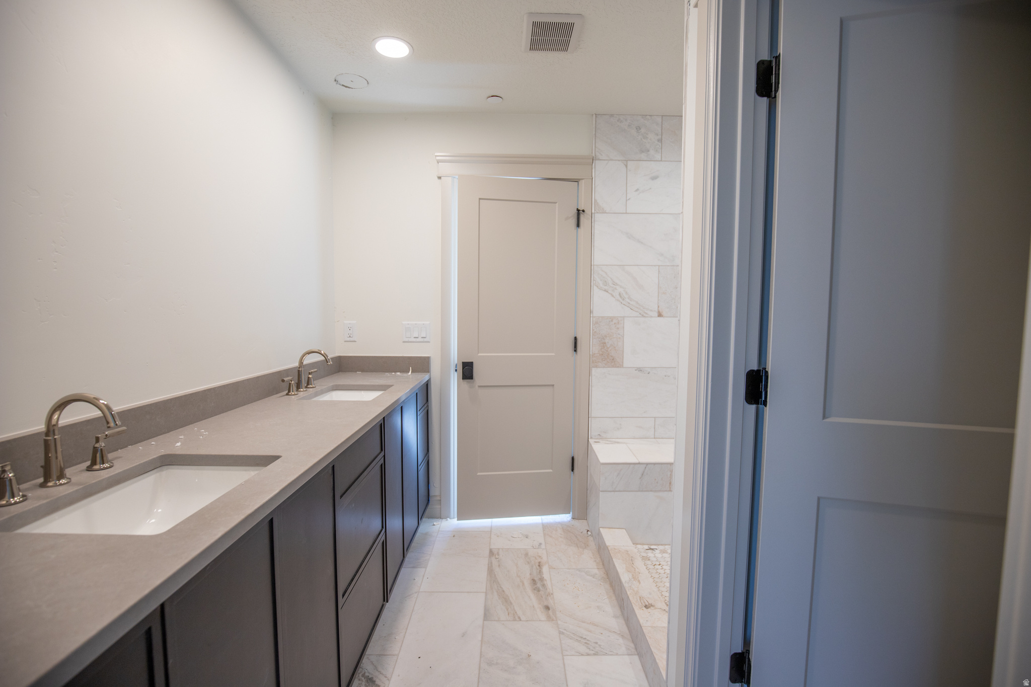 THE IRIS - Residential