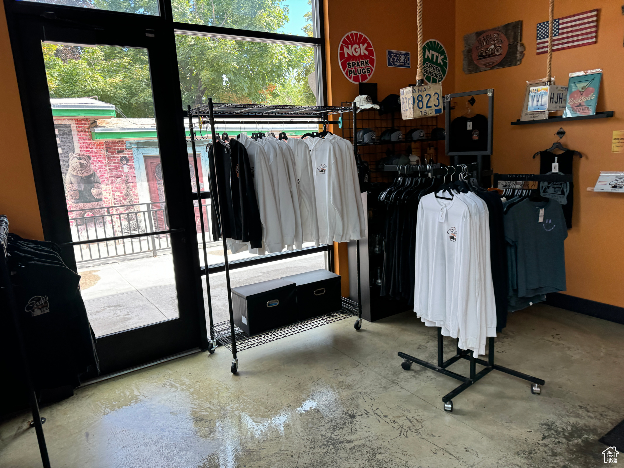 WATERS EDGE - Commercial Sale