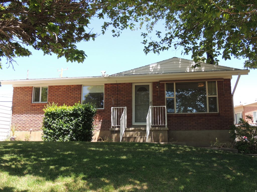 Photo of 380 E 300 N, Clearfield, UT 84015 (MLS # 2162820)