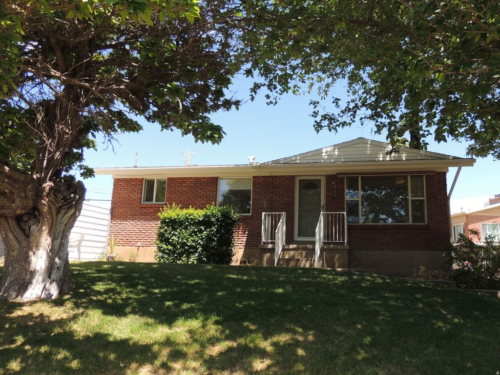Photo of 380 E 300 N, Clearfield, UT 84015 (MLS # 2162820)