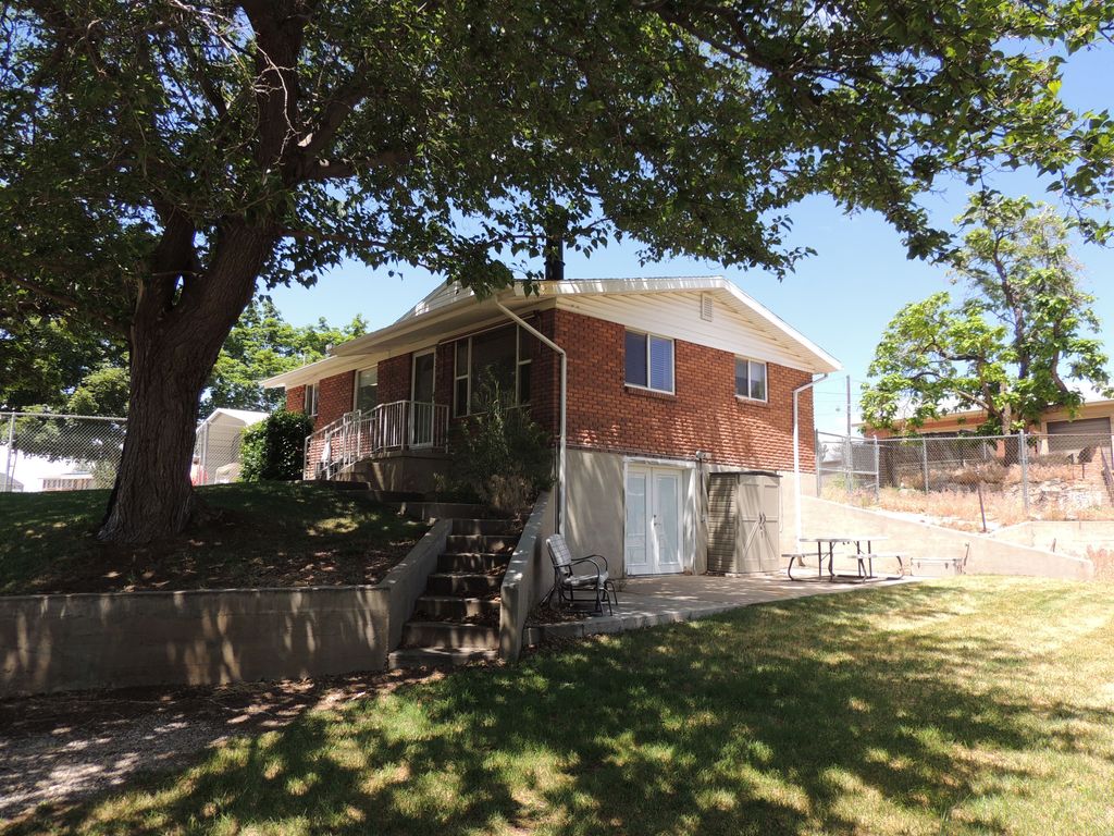 Photo of 380 E 300 N, Clearfield, UT 84015 (MLS # 2162820)