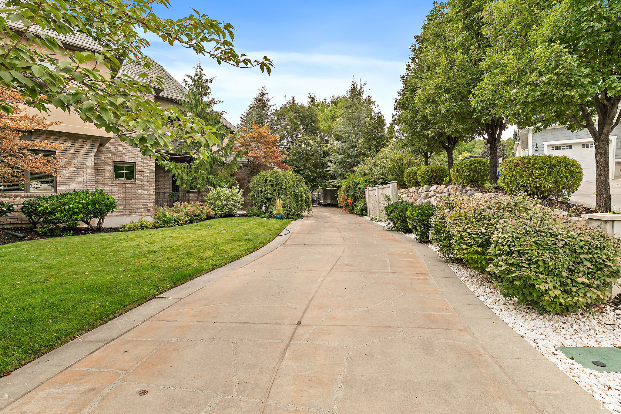 PINNACLE POINTE - Residential