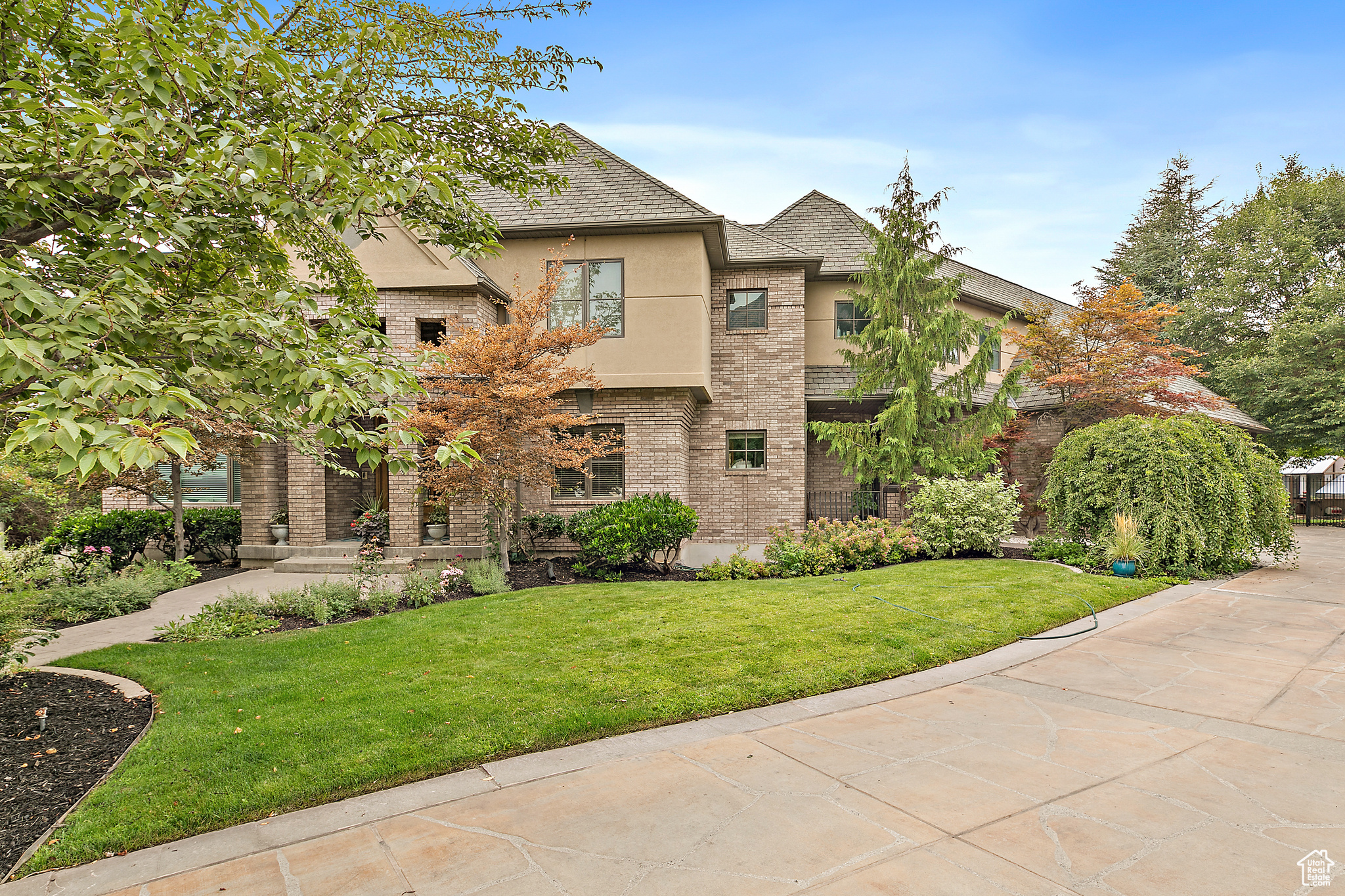 PINNACLE POINTE - Residential