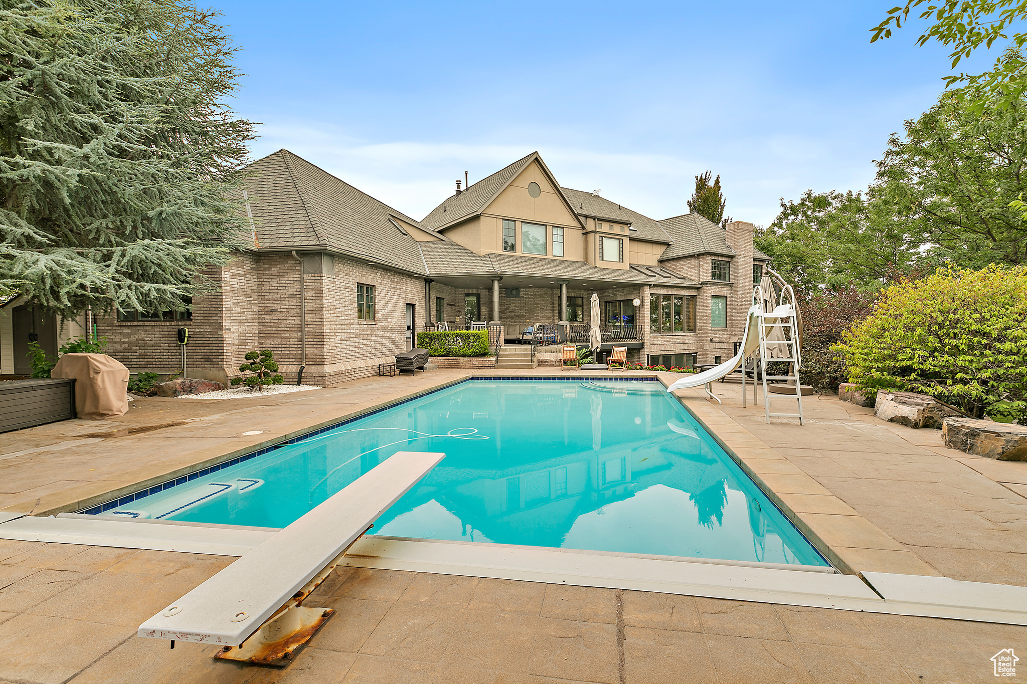 PINNACLE POINTE - Residential
