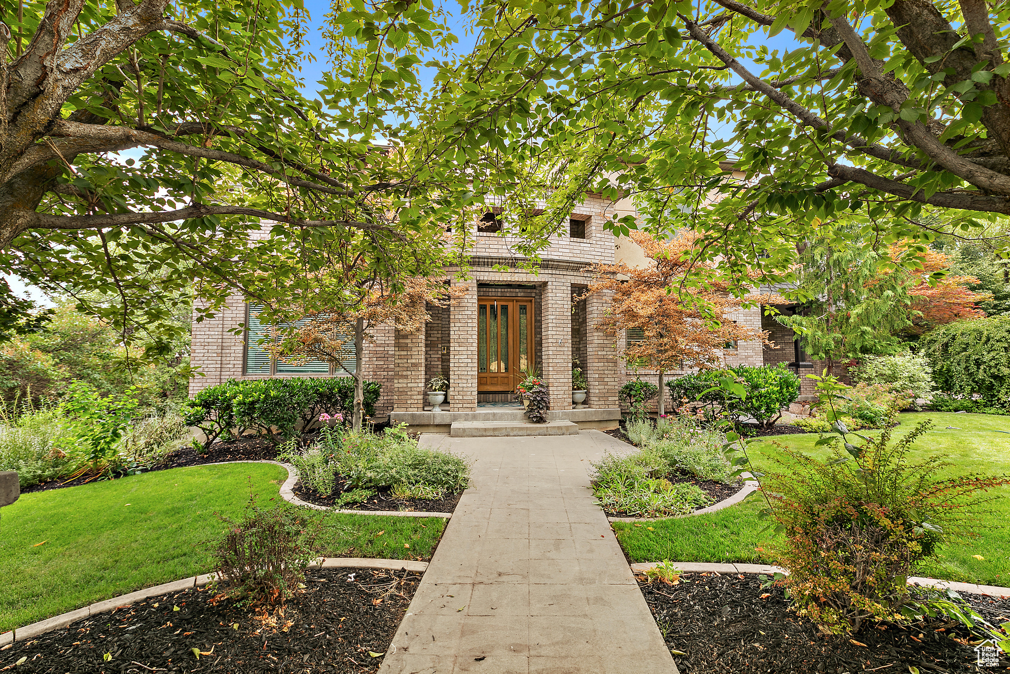 PINNACLE POINTE - Residential