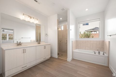 Tiny photo for 822 N PLEASANT VALLEY LN, Washington, UT 84780 (MLS # 2115820)