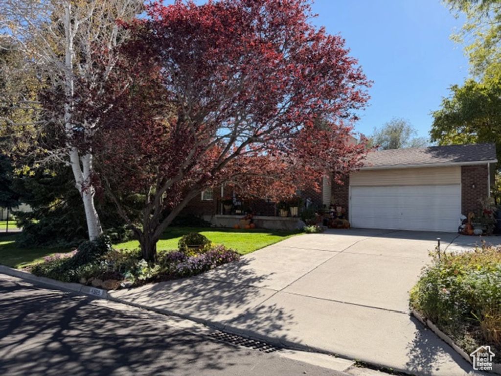Photo of 4565 W LENNOX DR, South Jordan, UT 84009 (MLS # 2119262)