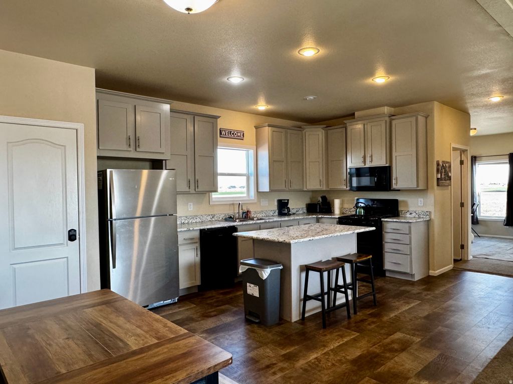 Photo of 33 S 800 W, Hinckley, UT 84635 (MLS # 2145965)
