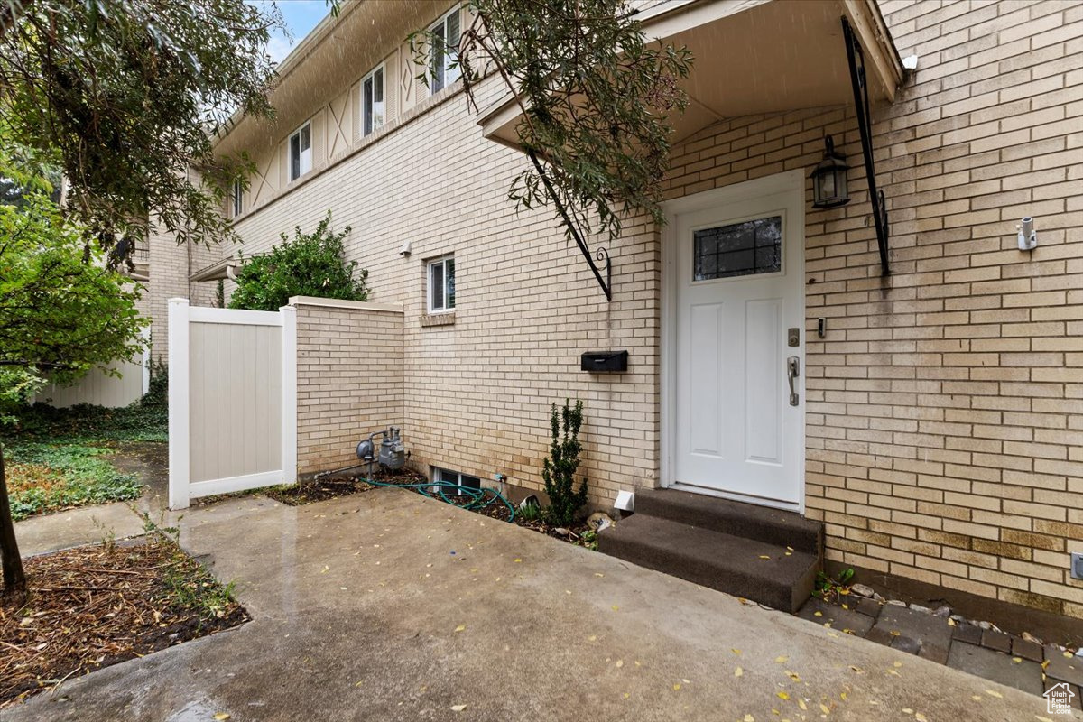 This beautiful end unit townhome has been recently remodeled with a new kitchen, flooring and a fresh coat of paint throughout! The HOA amenities include a pool, tennis court and private park/pavilion. Maybe the best part of all, is you're on the edge of BYU's campus and Lavell Edwards Stadium!