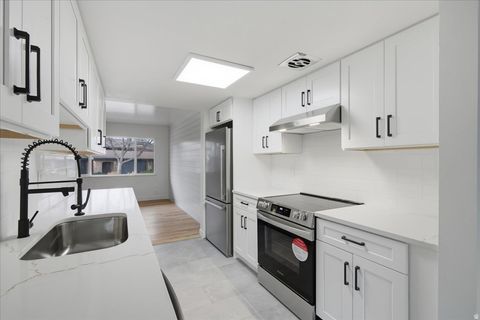 Tiny photo for 725 E THREE FOUNTAINS CIR #57, Murray, UT 84107 (MLS # 2132763)