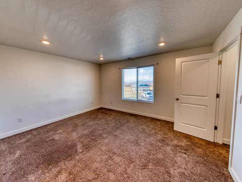 Tiny photo for 458 N TRIDENT DR, Saratoga Springs, UT 84045 (MLS # 2126226)