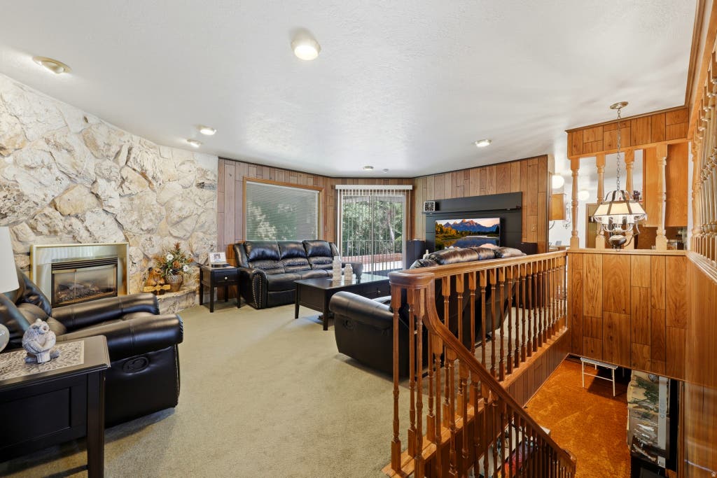 Photo of 381 OAK LN, Kaysville, UT 84037 (MLS # 2169093)