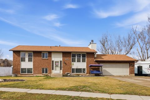 Photo of 1871 N 1225 W, Clinton, UT 84015 (MLS # 2137296)