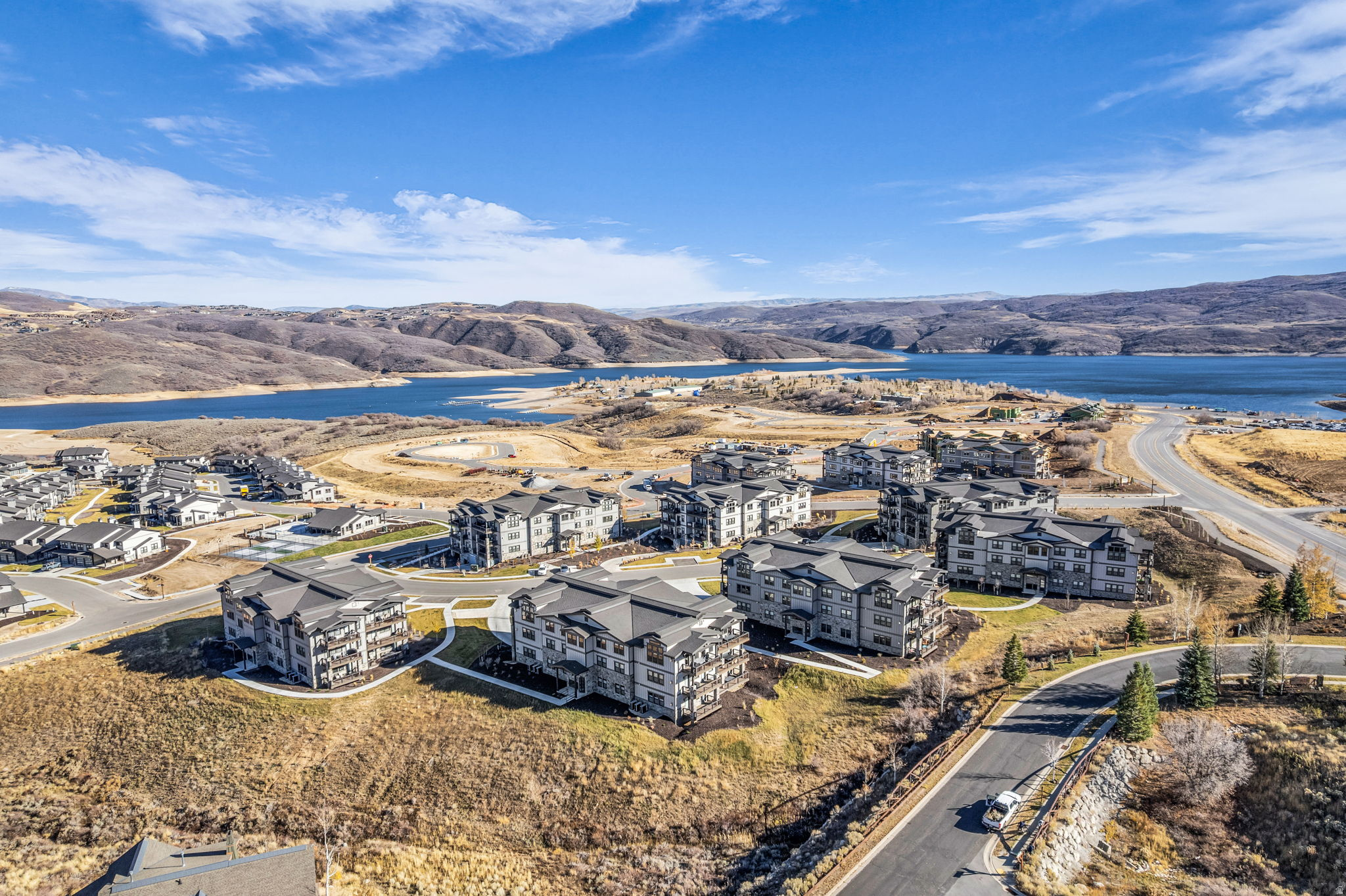 MAYFLOWER LAKESIDE - Residential