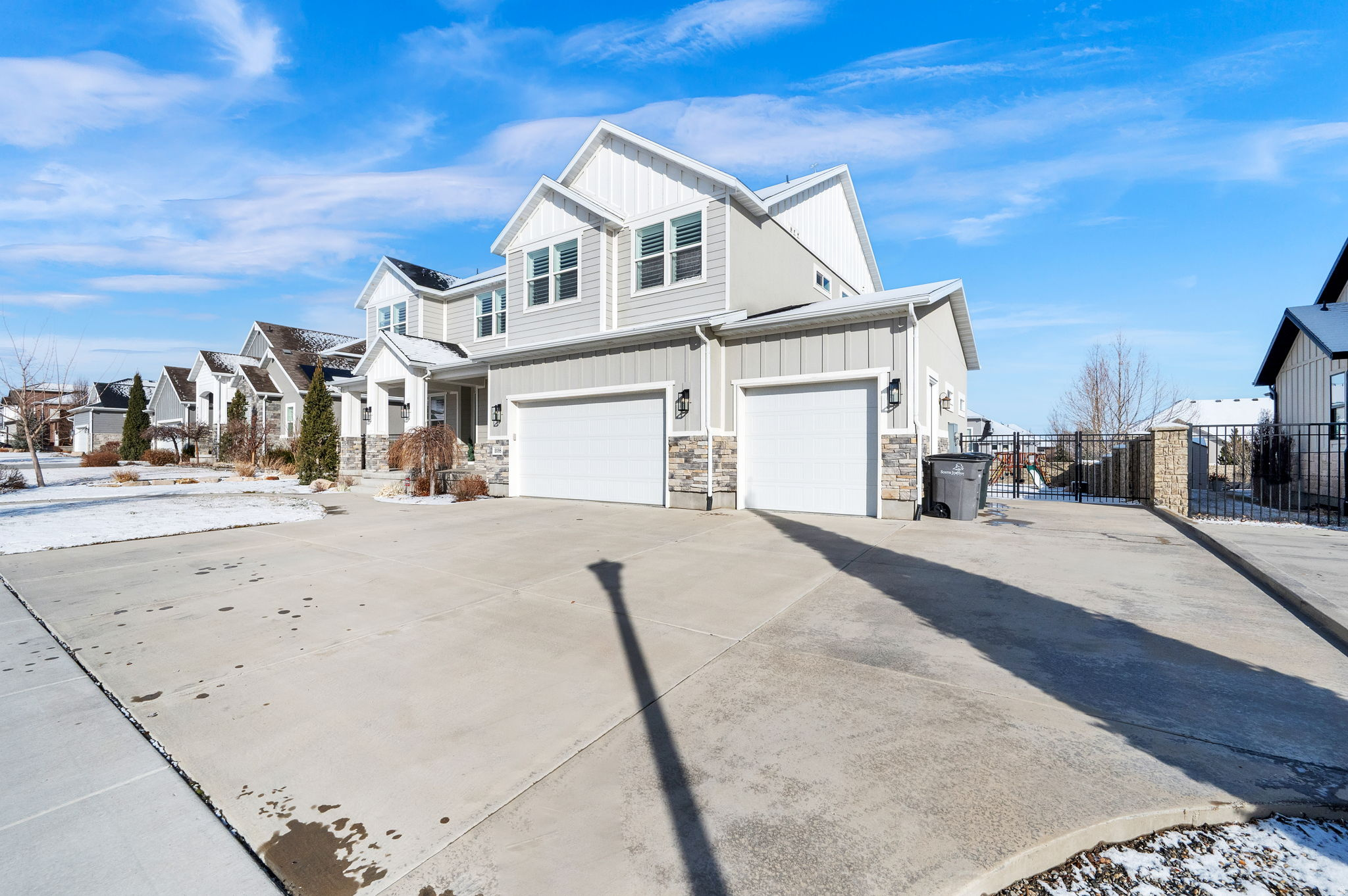 2098 W NICHOLAS FARM LN S