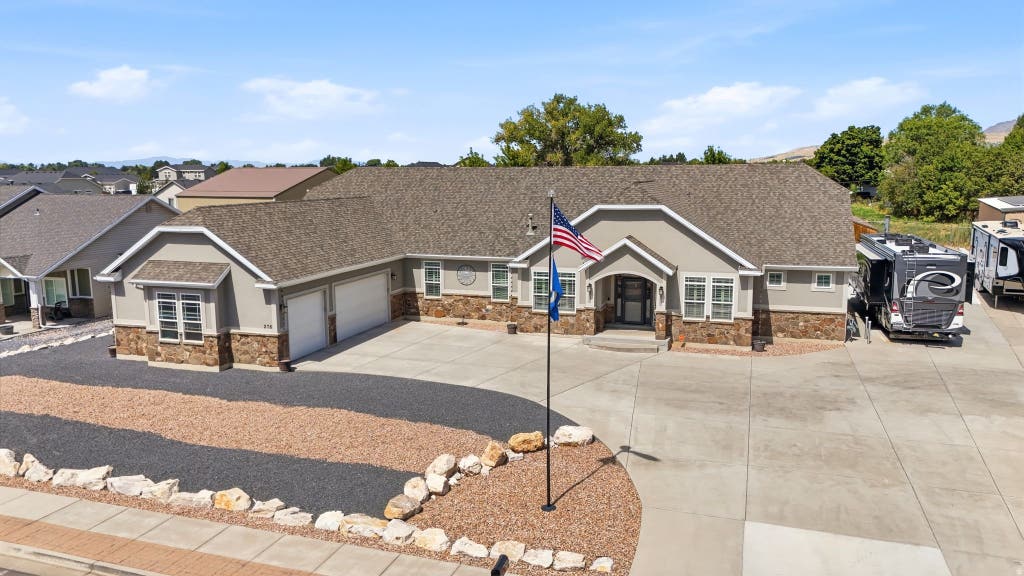 Photo of 278 E LARSEN LN, Harrisville, UT 84404 (MLS # 2180679)