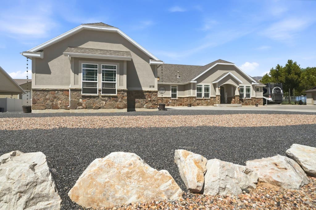 Photo of 278 E LARSEN LN, Harrisville, UT 84404 (MLS # 2180679)