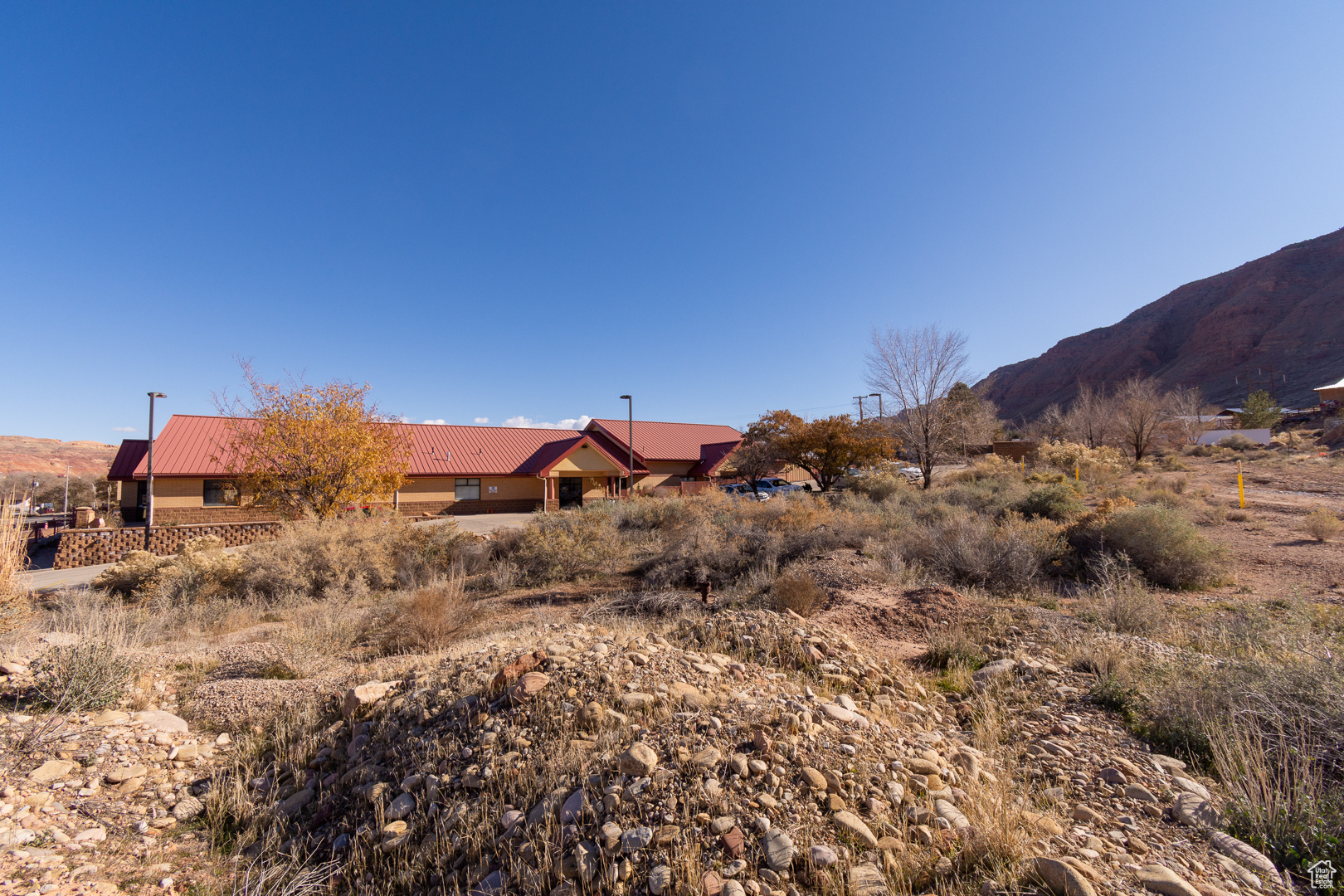 WHITE HILLS - Commercial Sale