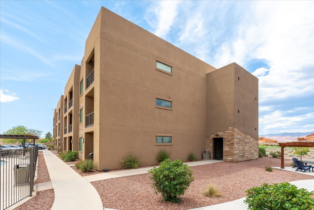 Photo of 5228 W VILLAS NORTH DR #4-304, Hurricane, UT 84737 (MLS # 2172561)