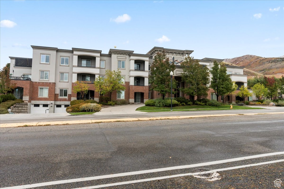 COUNTRY CLUB RIDGE CONDOMINIUMS - Residential