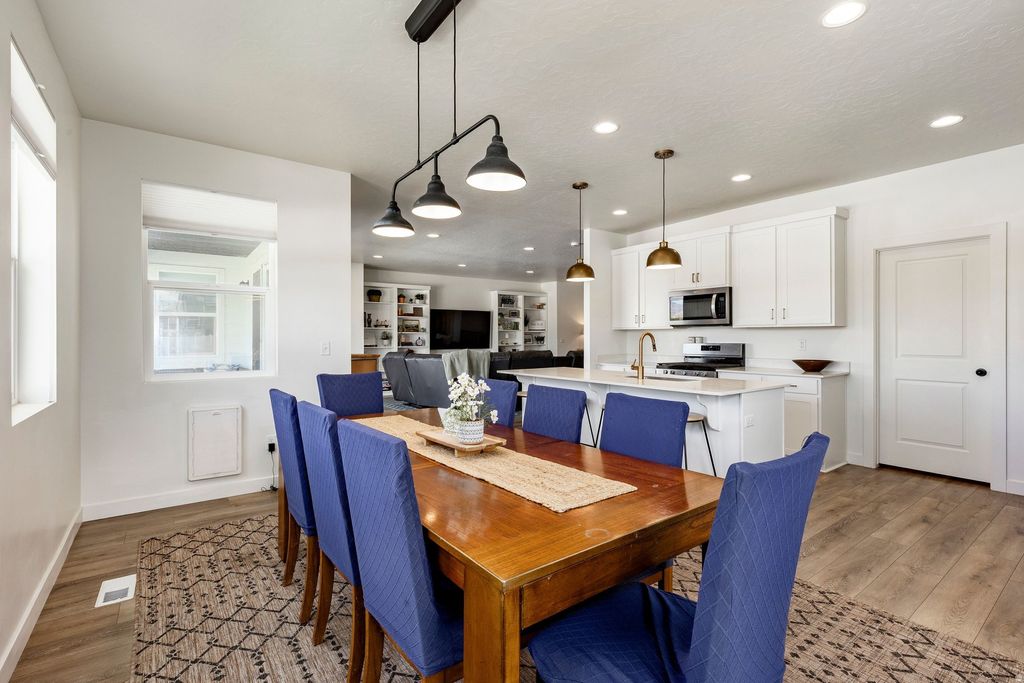 Photo of 712 W BLUE MOUNTAIN DR, Saratoga Springs, UT 84045 (MLS # 2150267)