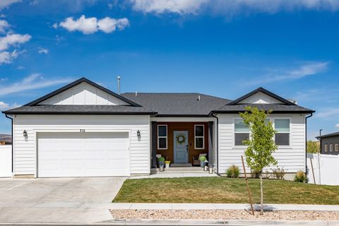 Photo of 712 W BLUE MOUNTAIN DR, Saratoga Springs, UT 84045 (MLS # 2150267)