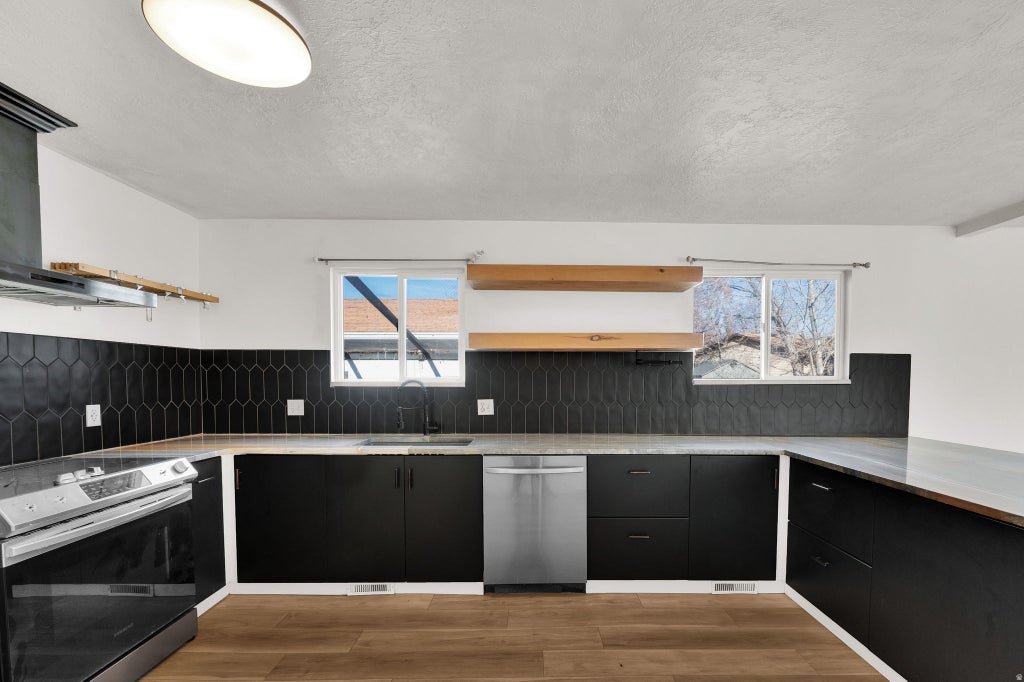 Photo of 951 E SOUTH FORK CIR, Sandy, UT 84094 (MLS # 2183536)