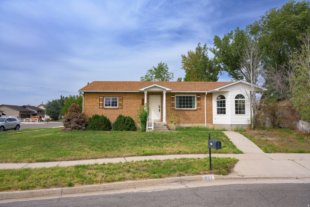 Photo of 951 E SOUTH FORK CIR, Sandy, UT 84094 (MLS # 2183536)