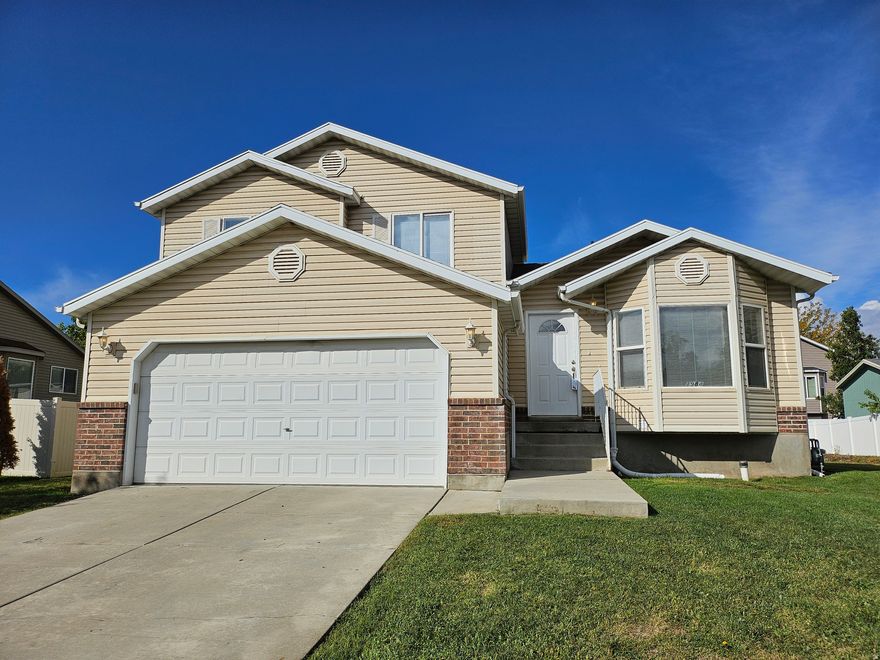 Square footage figures are provided as a courtesy estimate only and were obtained from county records .  Buyer is advised to obtain an independent measurement.