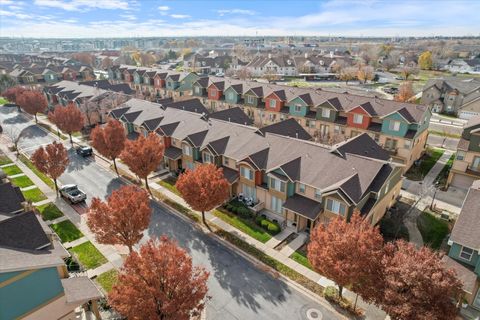 Tiny photo for 907 N FARMINGTON CROSSING Xing W, Farmington, UT 84025 (MLS # 2139491)