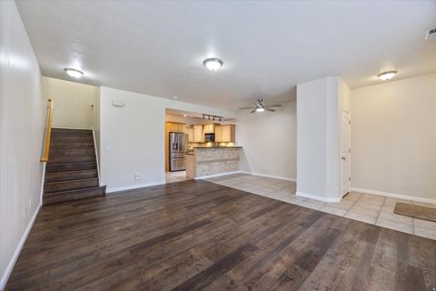 Tiny photo for 907 N FARMINGTON CROSSING Xing W, Farmington, UT 84025 (MLS # 2139491)