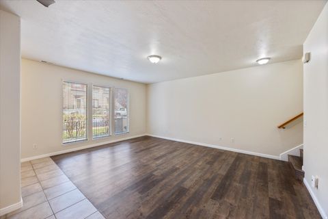 Tiny photo for 907 N FARMINGTON CROSSING Xing W, Farmington, UT 84025 (MLS # 2139491)