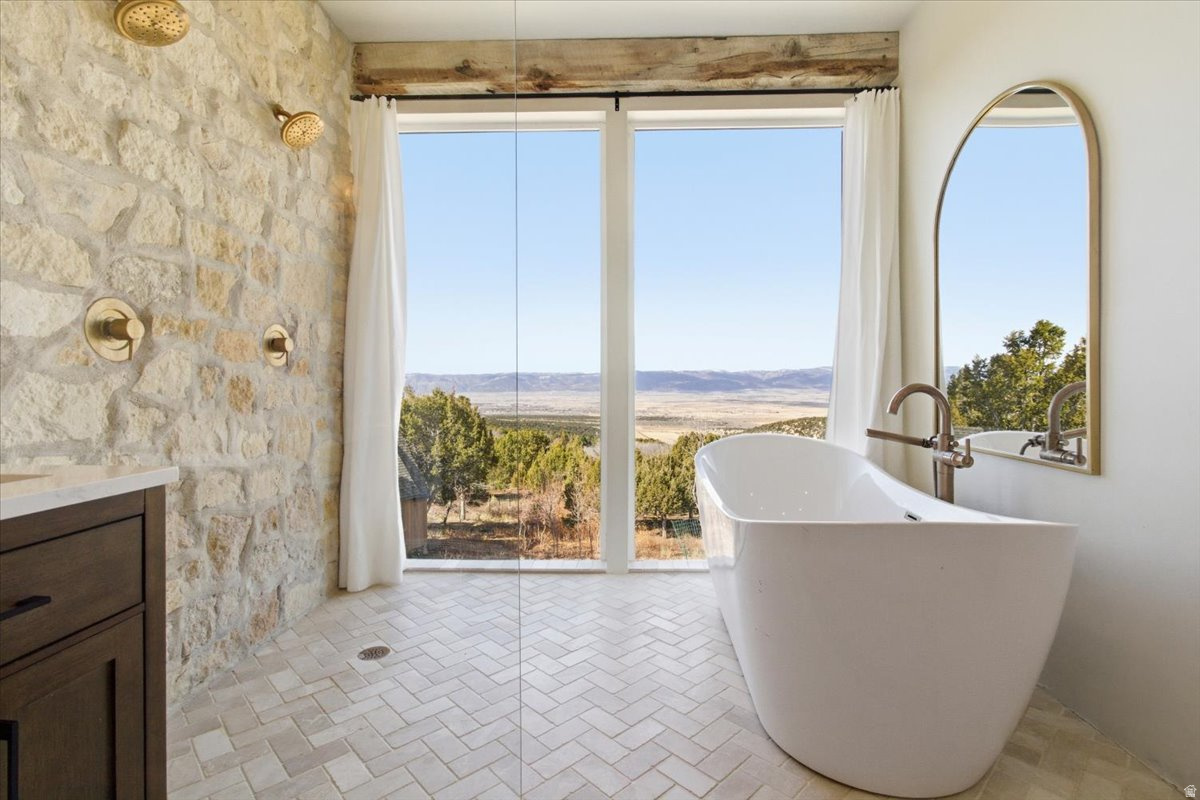 WHISPERING PINES 3 - Residential