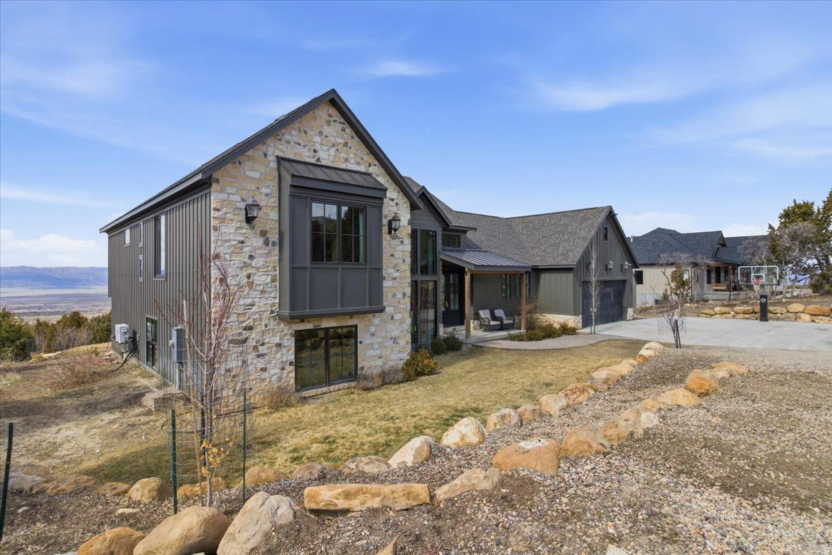 WHISPERING PINES 3 - Residential