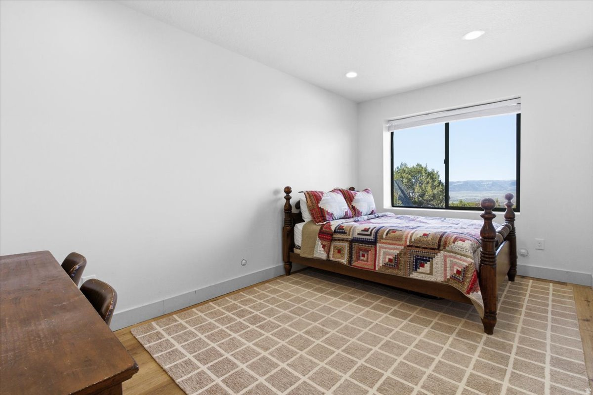 WHISPERING PINES 3 - Residential