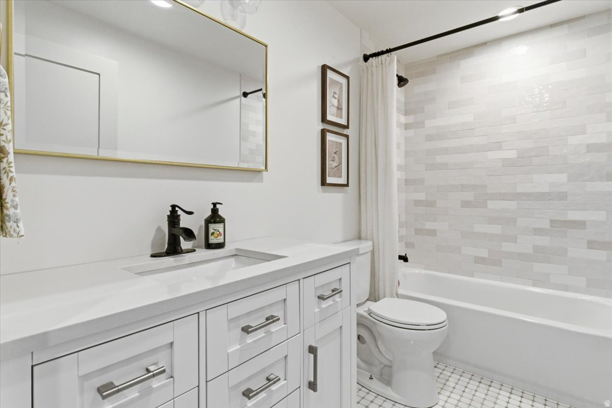 WHISPERING PINES 3 - Residential