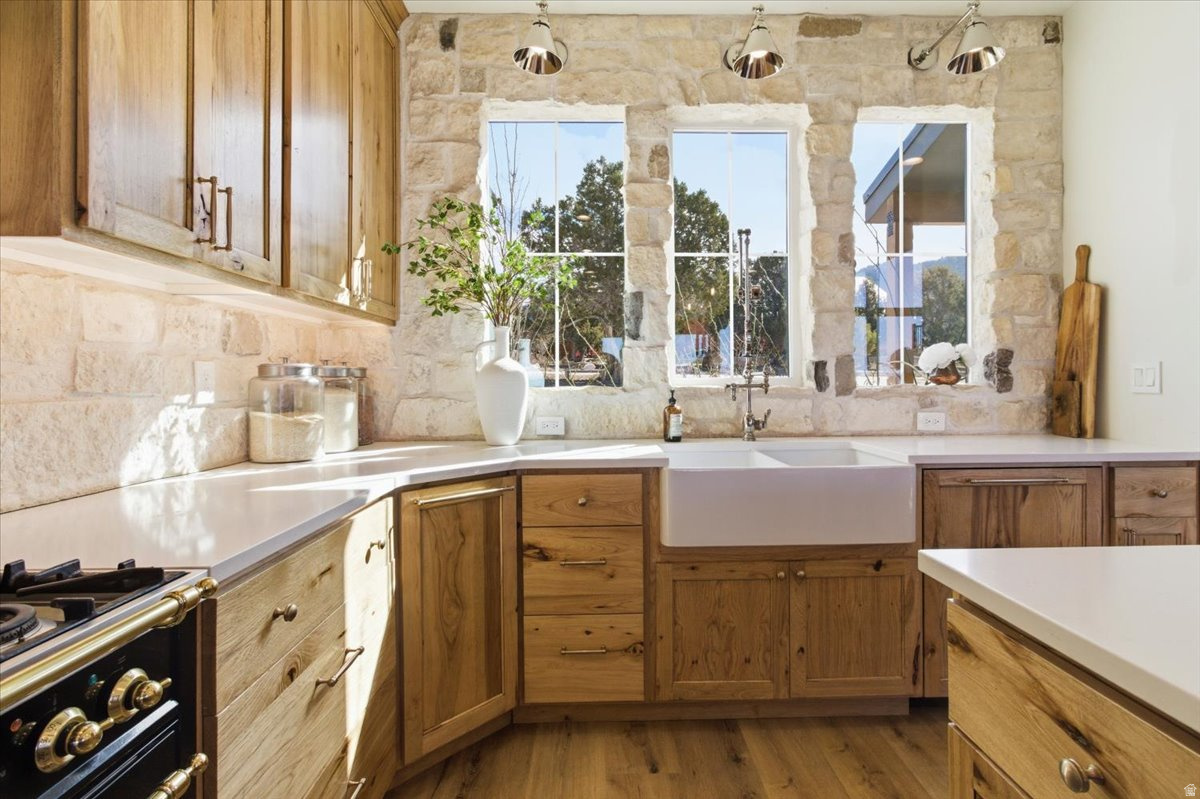 WHISPERING PINES 3 - Residential