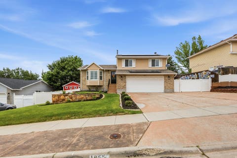 Homes For Sale - 1055 E Castle Rock Rd<br/> Salt Lake County, Sandy, UT 84094